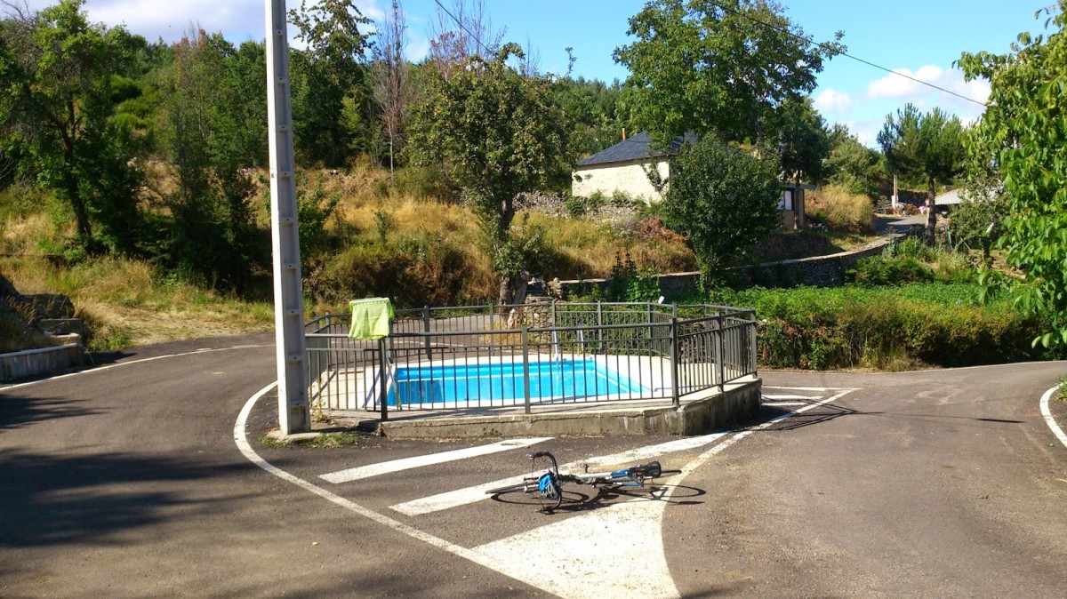 La penúltima tropelía del urbanismo español: la piscina municipal, dentro de una rotonda