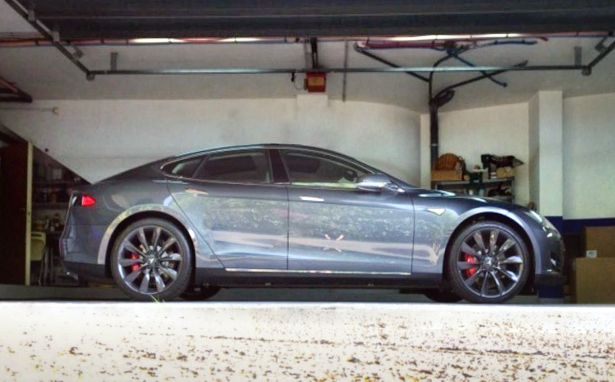 Si compras este chalet de lujo te regalan un deportivo Tesla