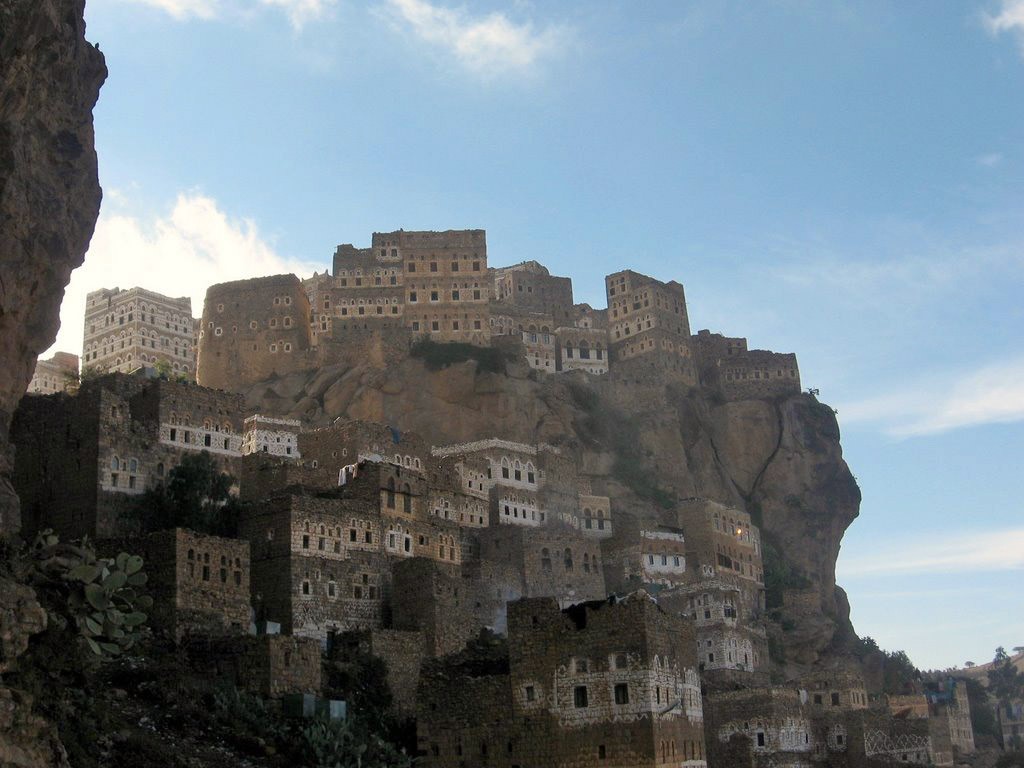 La vida al borde de un acantilado: 10 construcciones que parecen a punto de caerse