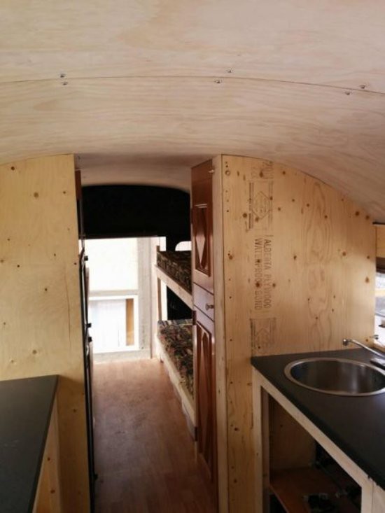 Cuatro ideas para convertir un autobús viejo en una casa rodante