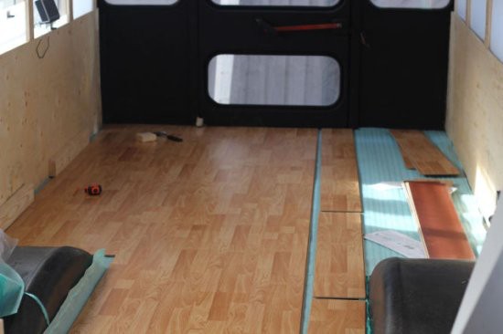Cuatro ideas para convertir un autobús viejo en una casa rodante