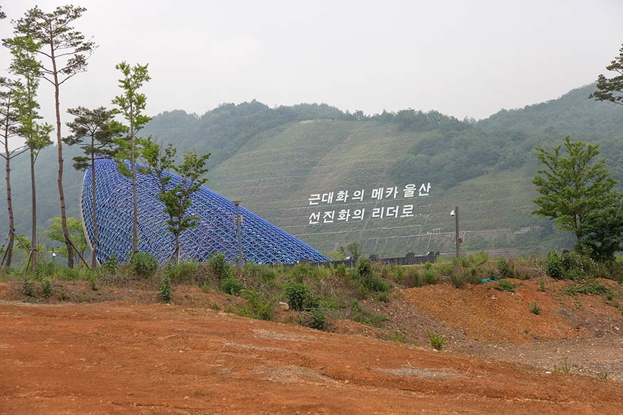 Esto no es Hollywood: 8 copias del mítico cartel de la meca del cine repartidas por el mundo 