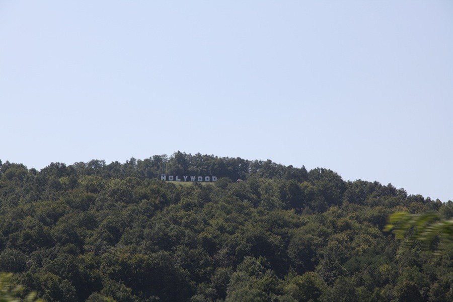 Esto no es Hollywood: 8 copias del mítico cartel de la meca del cine repartidas por el mundo 