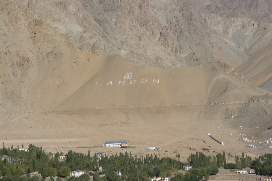 Esto no es Hollywood: 8 copias del mítico cartel de la meca del cine repartidas por el mundo 