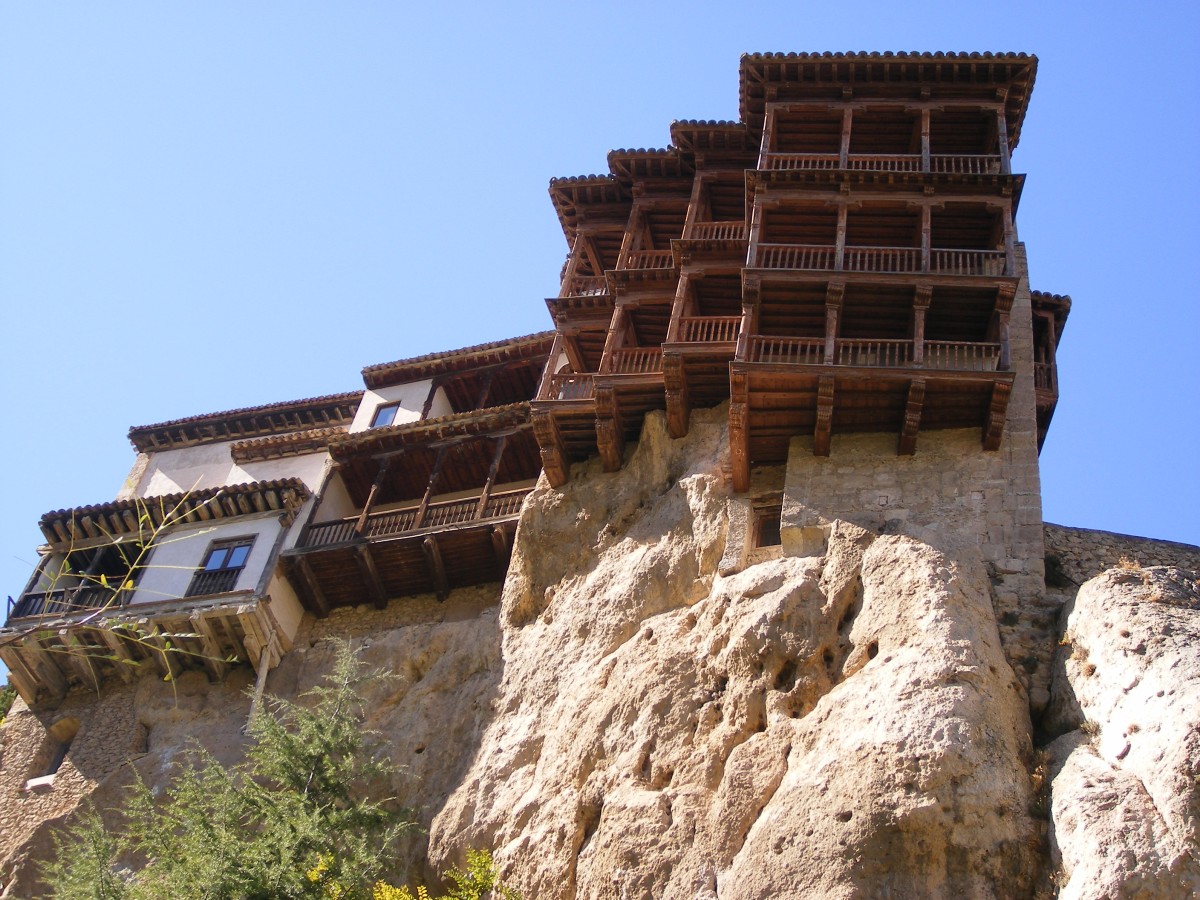 La vida al borde de un acantilado: 10 construcciones que parecen a punto de caerse