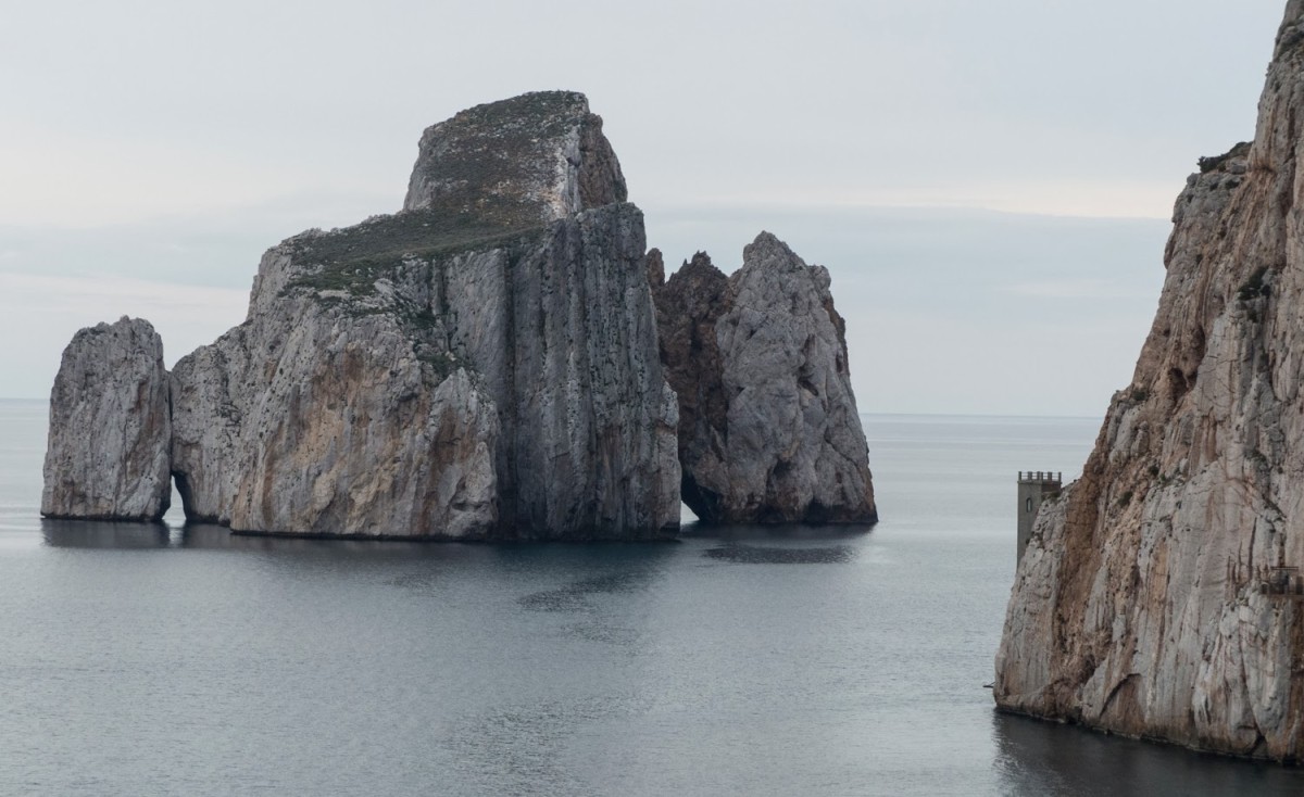 La vida al borde de un acantilado: 10 construcciones que parecen a punto de caerse