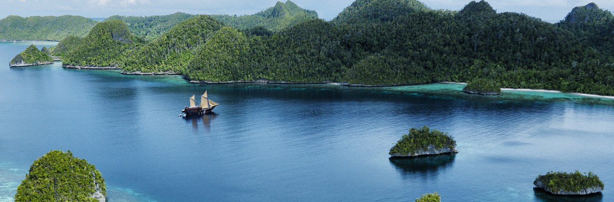 El velero - hotel navegando por el mar