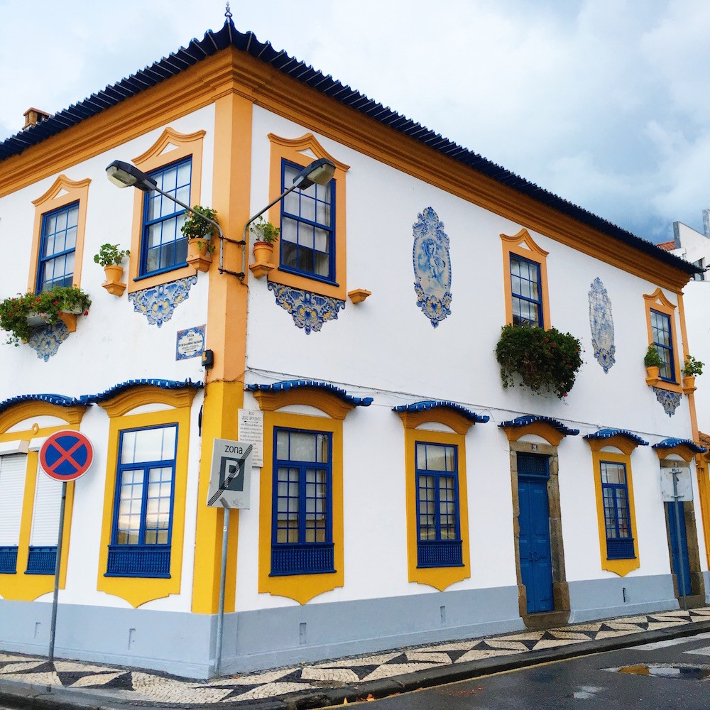Uno de los bonitos edificios de Aveiro