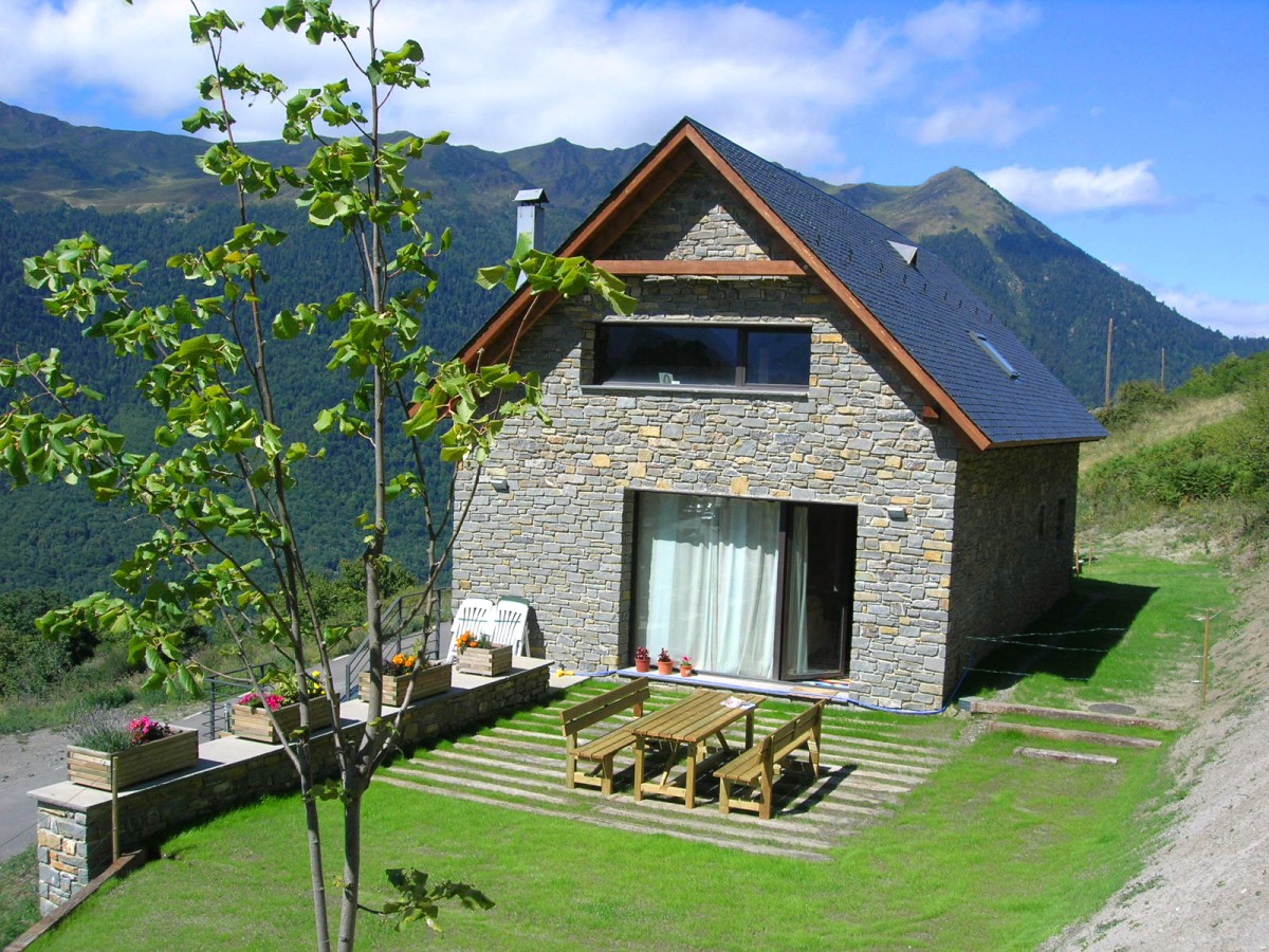 Aún sin planes para el puente del Pilar? 15 casas rurales con vistas a la  montaña — idealista/news