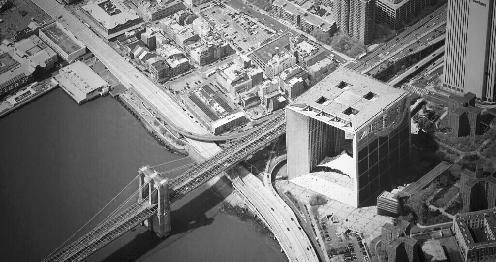 La Defense junto al Puente de Brooklyn