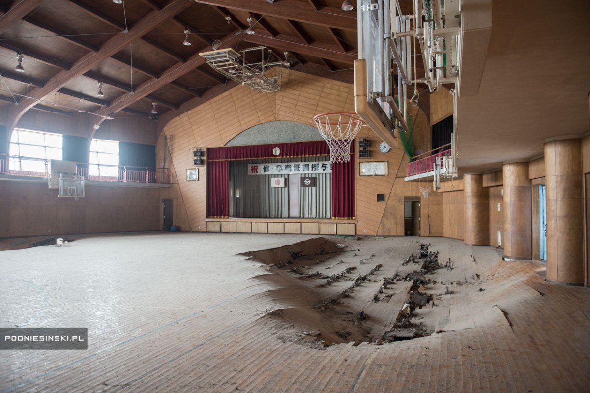 El gimnasio de un colegio en estado de abandono