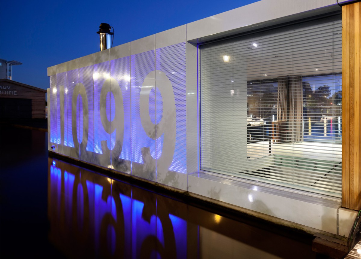 La casa flota en un canal de Amsterdam