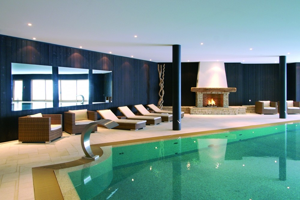 La piscina del hotel de lujo en Suiza