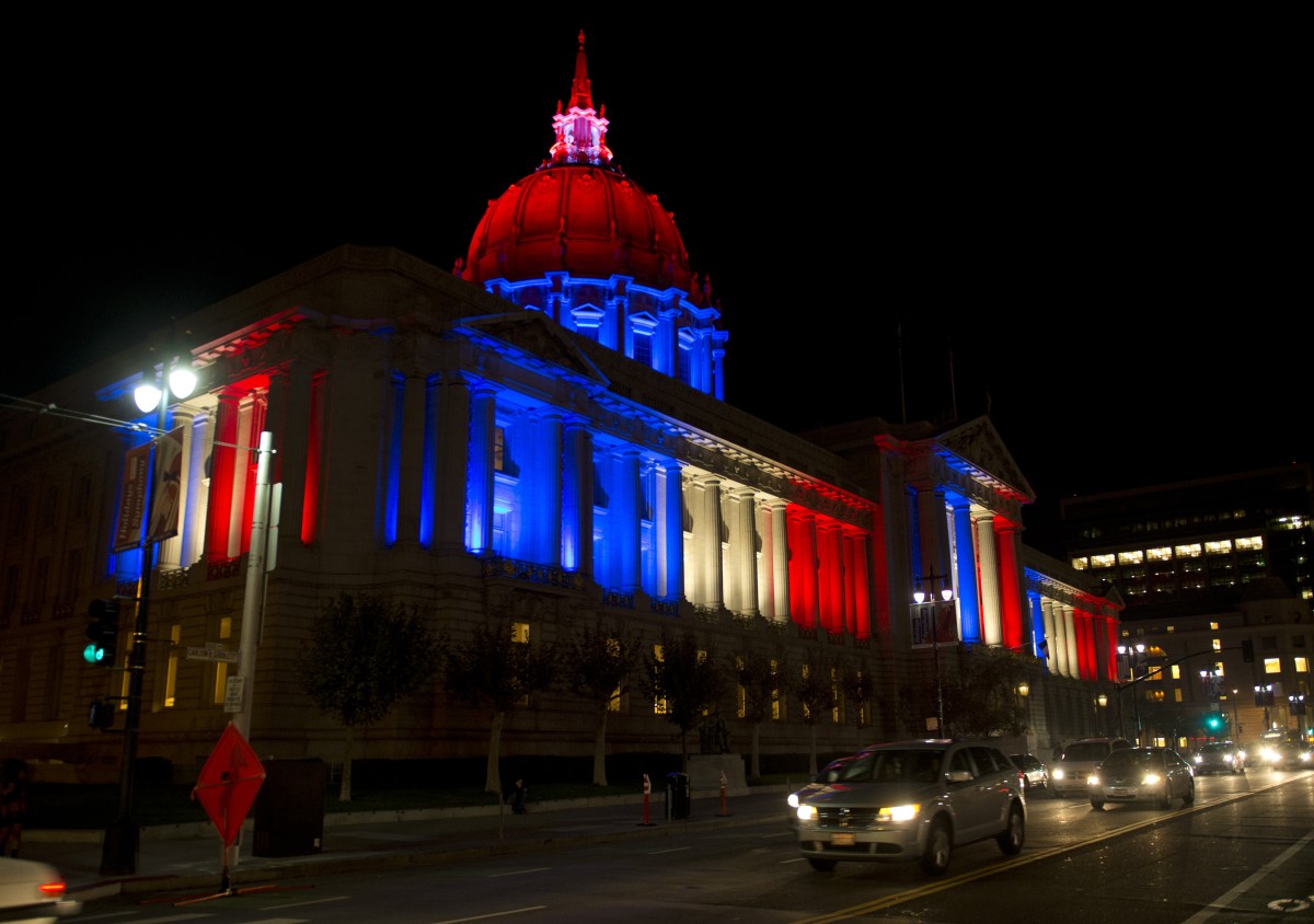 El ayuntamiento de San Francisco iluminado con lo colores de Francia