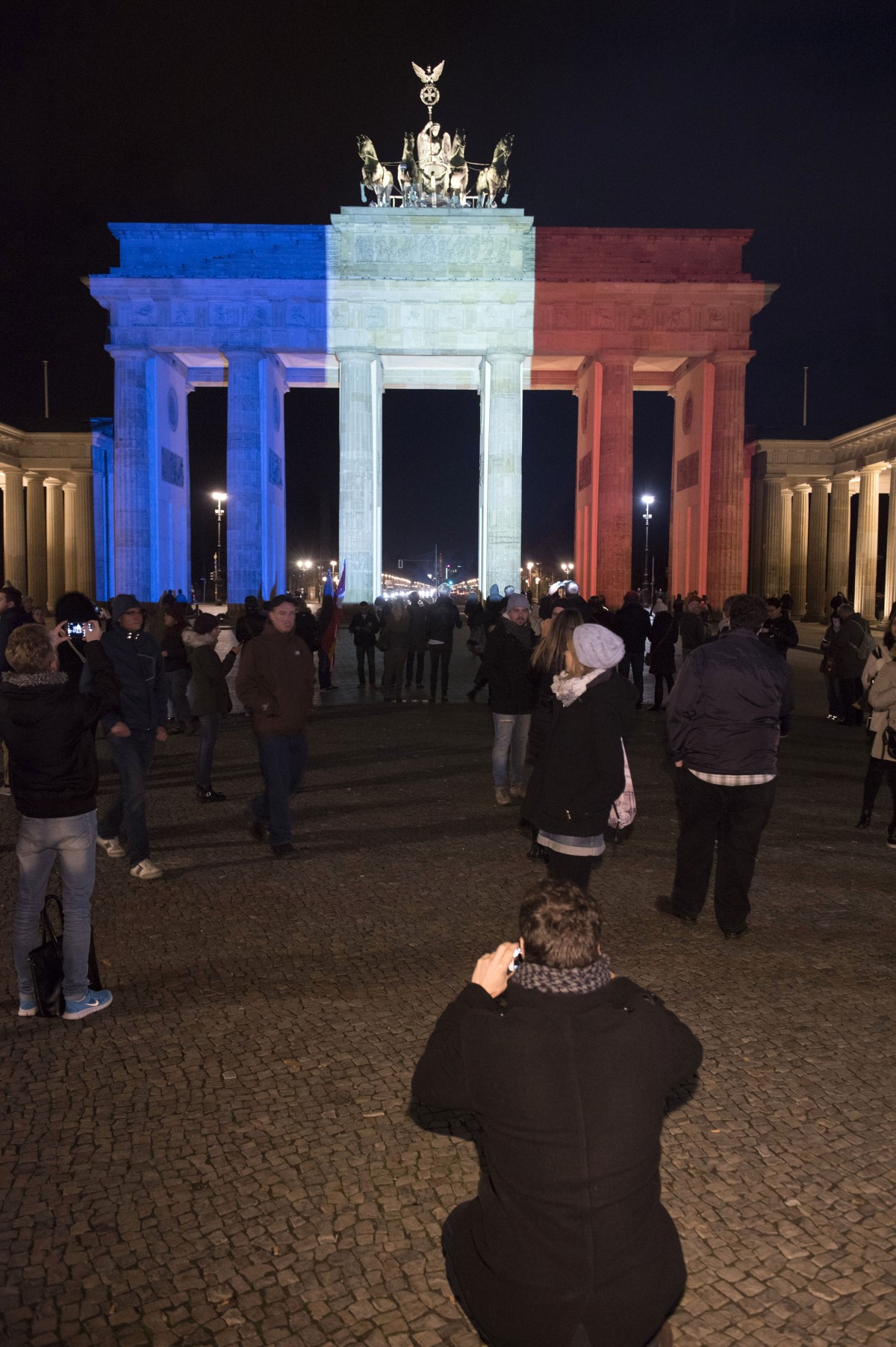 La Puerta de Brandeburgo iluminada con los colores de la bandera francesa