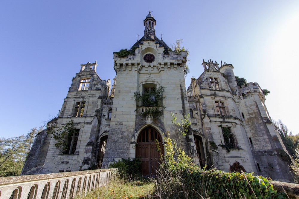 La fachada del castillo abandonado en Francia