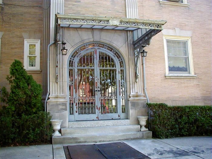 Fachada de la Dery Mansion