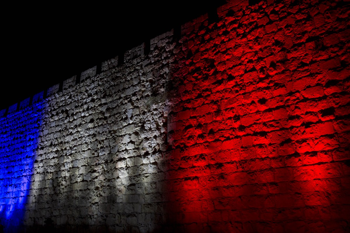 Las construcciones más emblemáticas del mundo homenajean a las víctimas del atentado de París