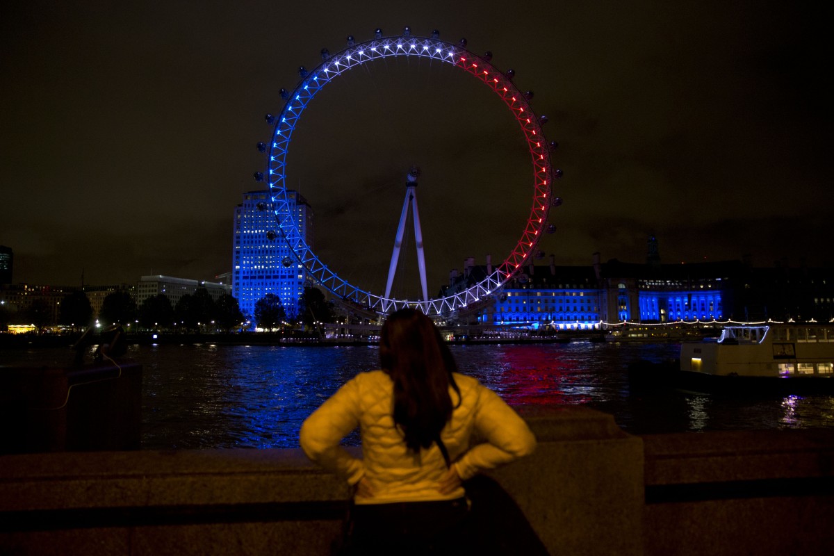 El London Eye se ha iluminado con los colores de la bandera francesa