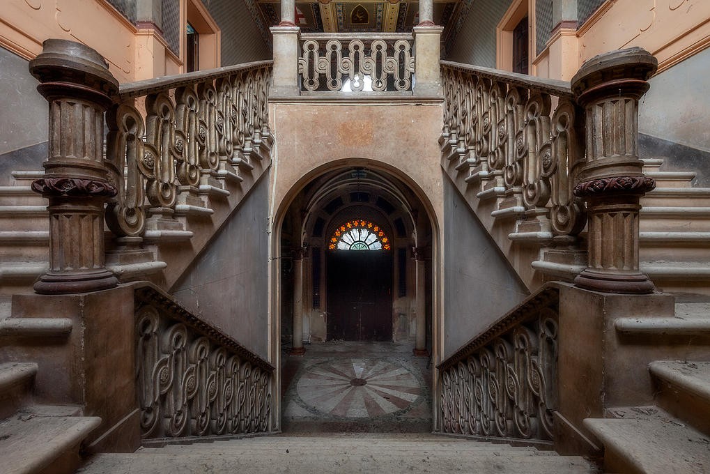 Preciosa escalera de un edificio abandonado