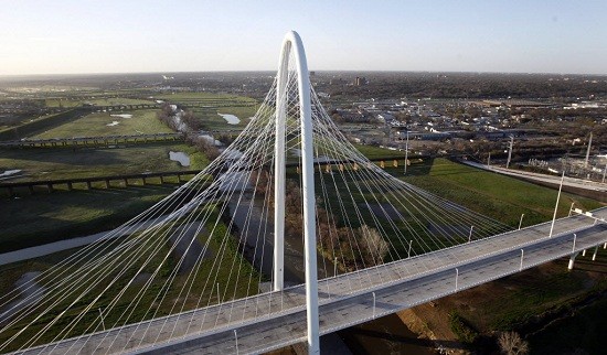 Puente de Margaret Hunt-Hill en Dallas Las controvertidas obras de Calatrava: ¿arte o desastre?