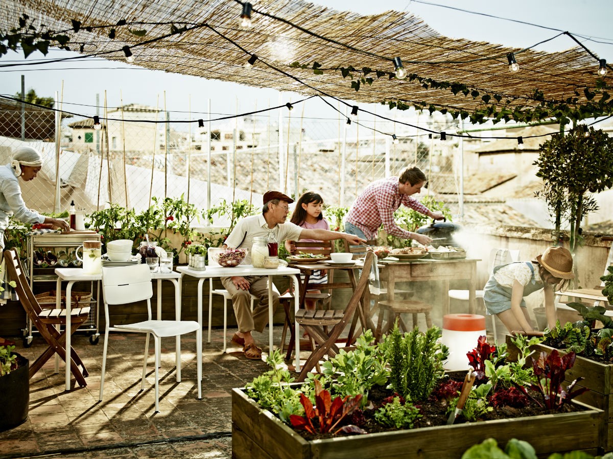 Terraza decorada con mesas y plantas