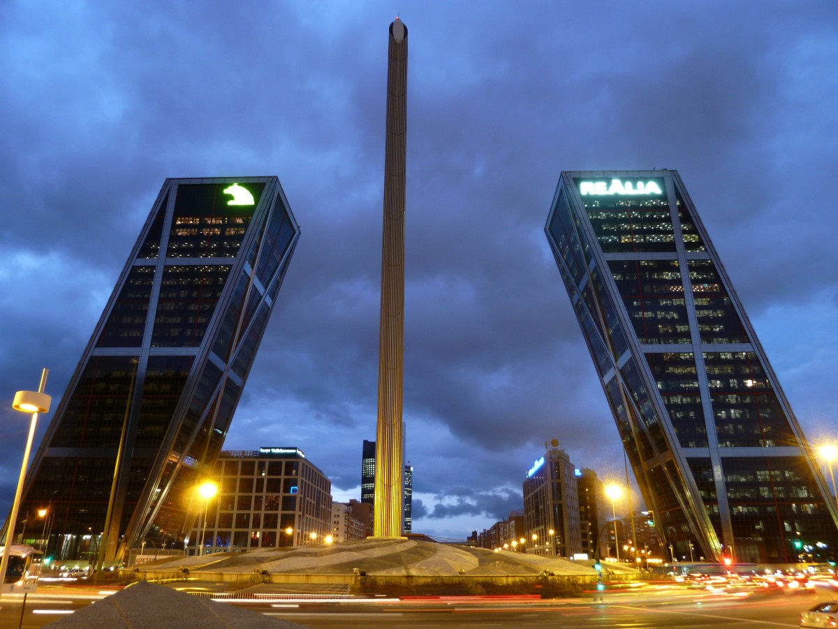 Obelisco de Plaza de Castilla, Madrid Las controvertidas obras de Calatrava: ¿arte o desastre?