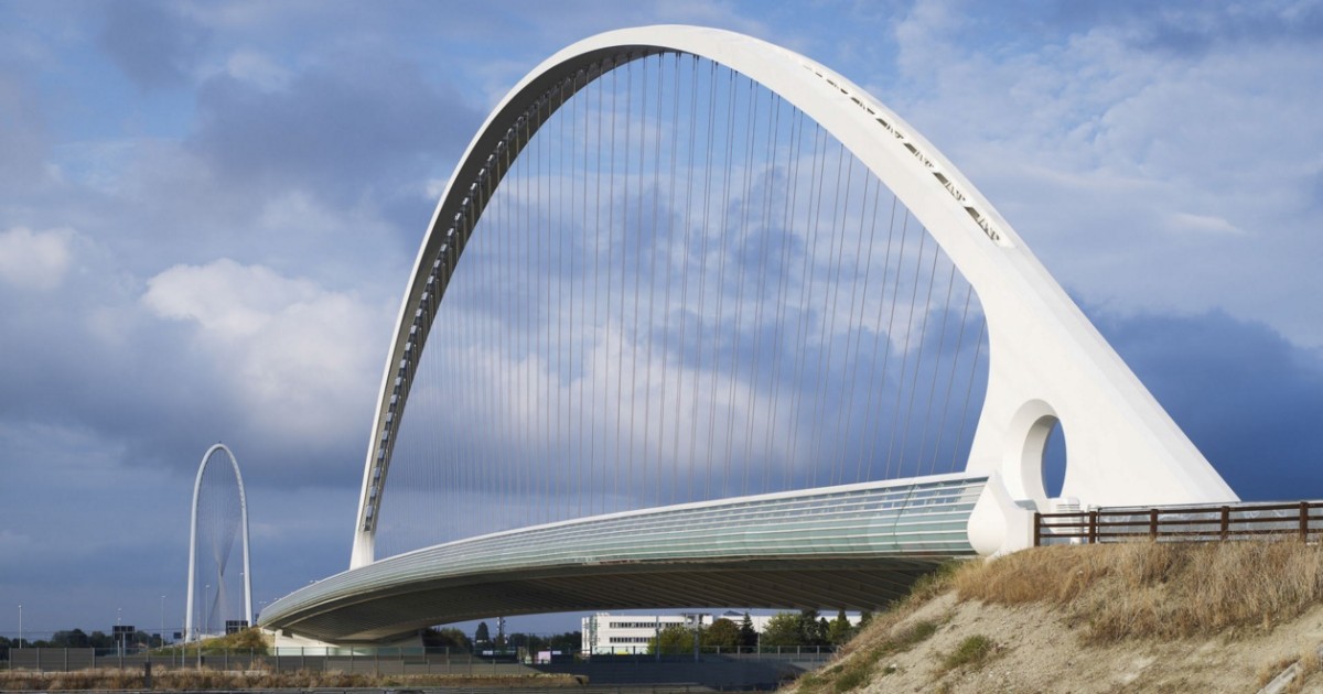 Puente en Reggio Emilia Las controvertidas obras de Calatrava: ¿arte o desastre?