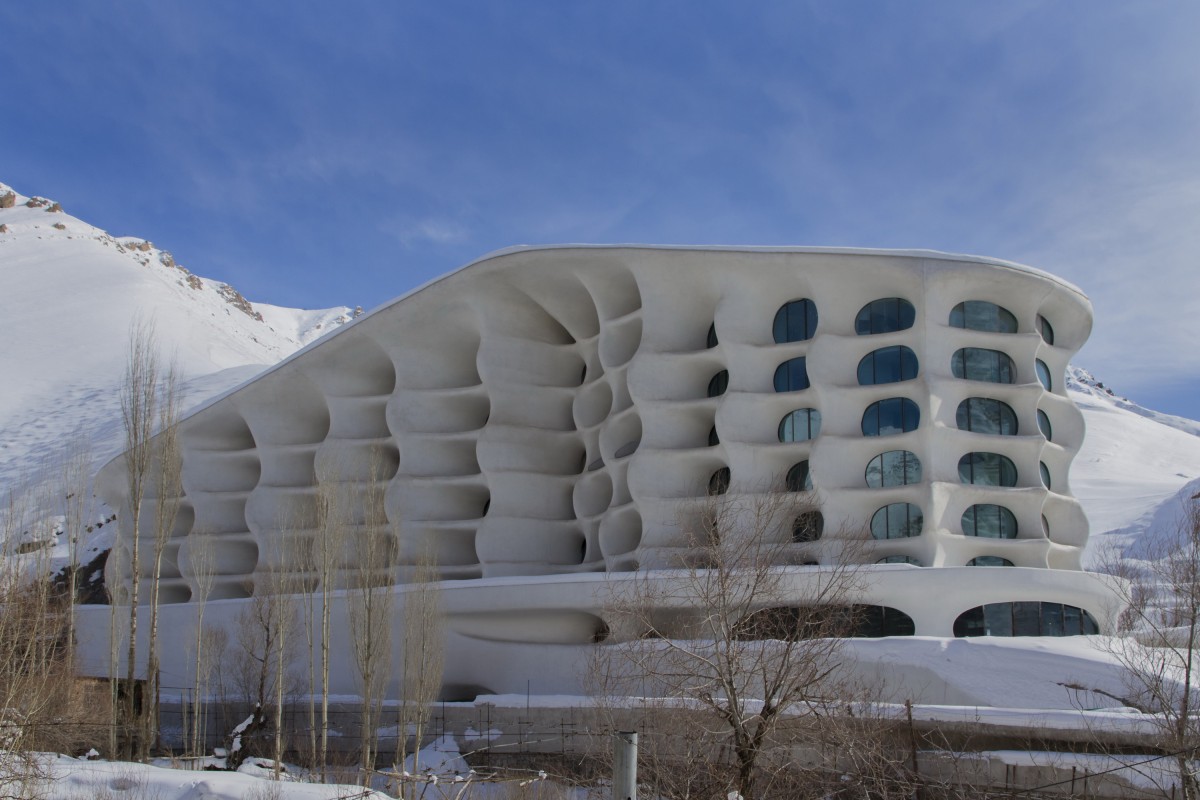 Fachada del hotel de lujo en Irán