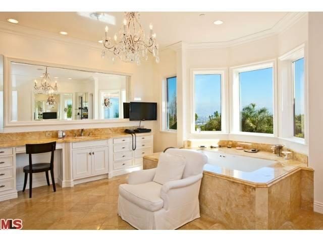 Charlie Sheen vende dos de sus tres mansiones en Los Ángeles tras anunciar que es seropositivo