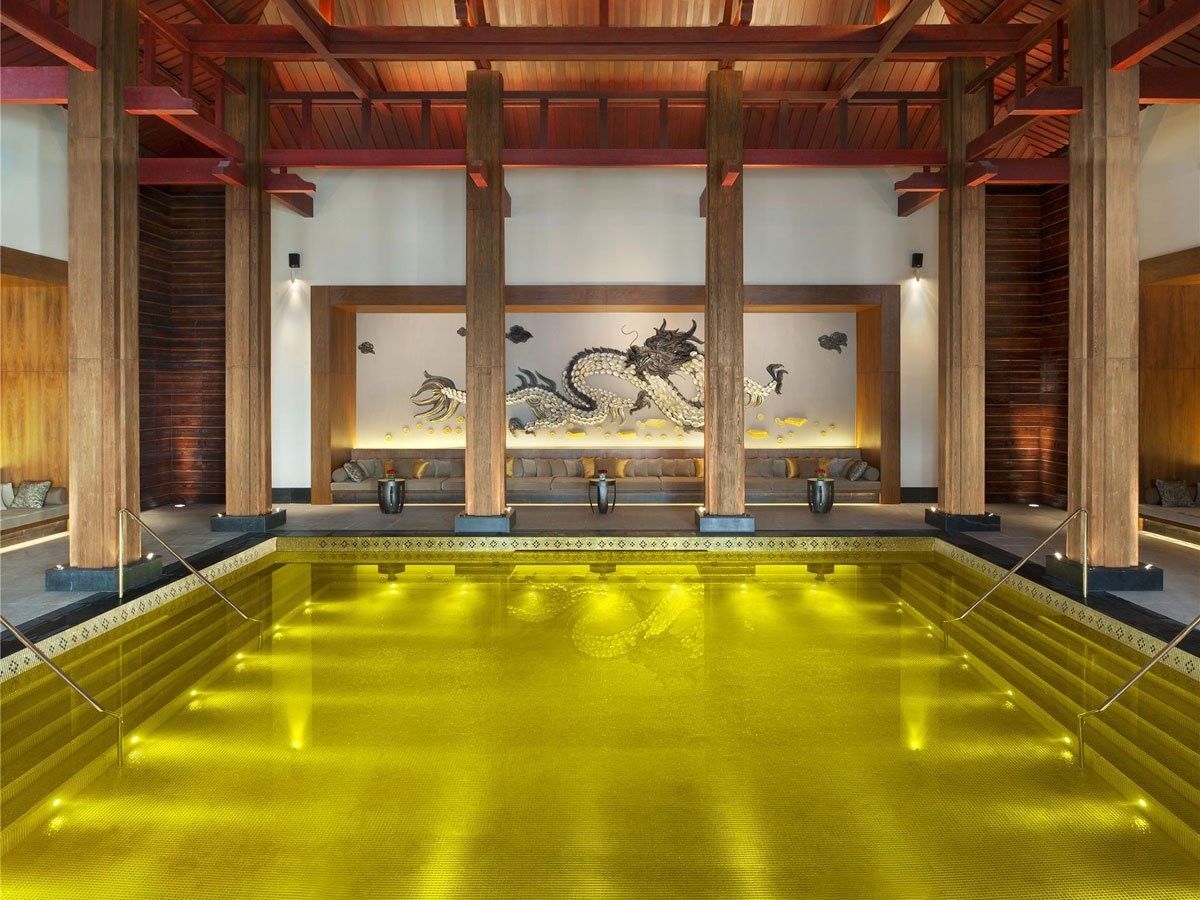 the-st-regis-lhasa-resorts-gold-energy-pool-in-tibet-makes-guests-feel-ultra-luxurious-with-its-