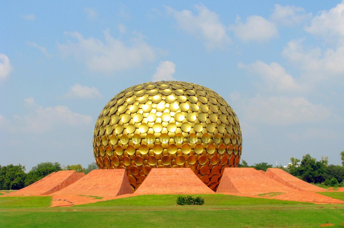 el Matrimandir o Templo de la Madre en India
