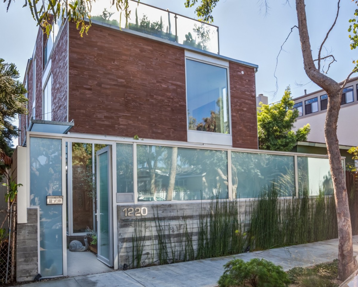 La fachada de la casa de lujo de Venice Beach
