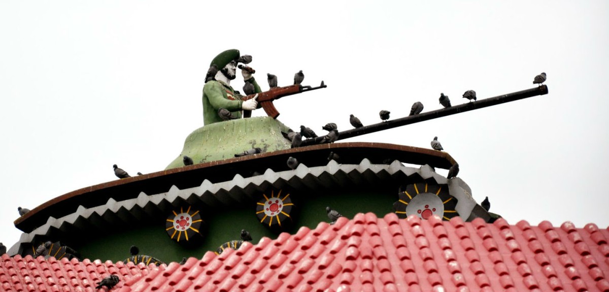 Depósito de agua con forma de tanque en India