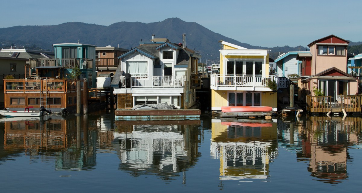 La última comuna 'hippie': un barrio de casas flotantes rodeado de  mansiones millonarias — idealista/news