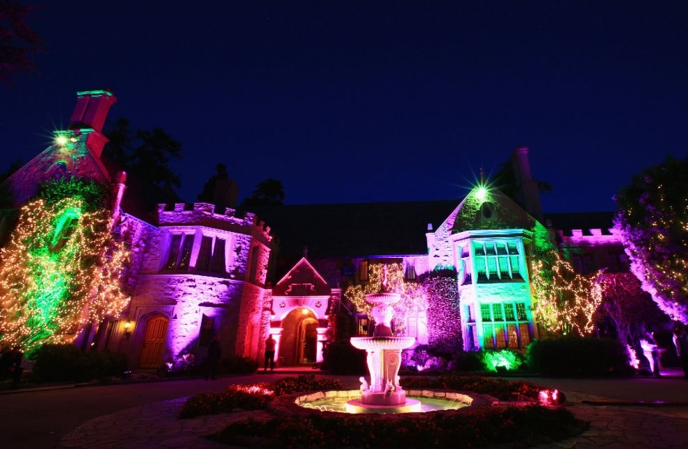 La casa de Playboy iluminada por la noche