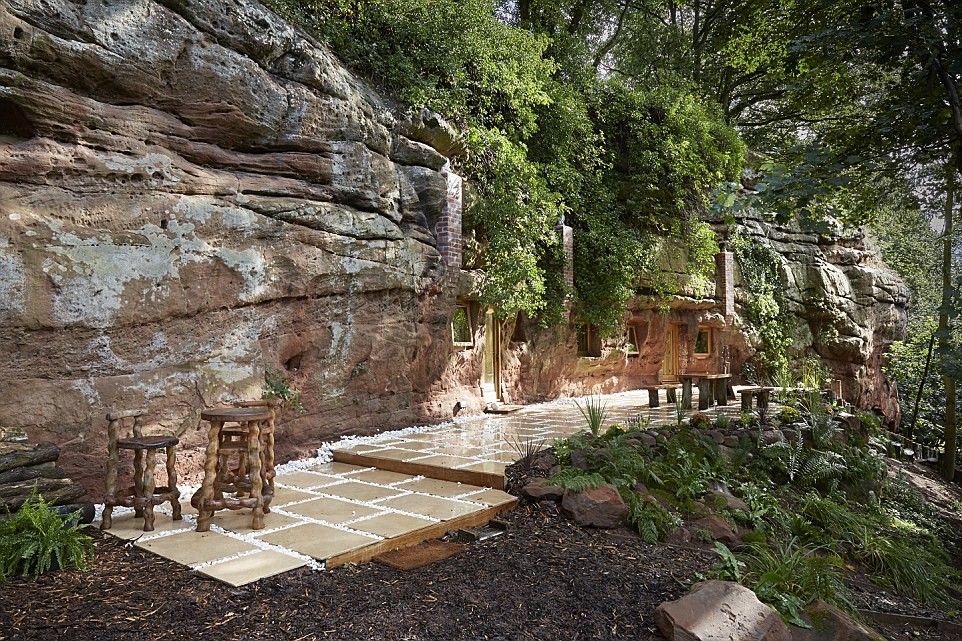 Exterior de la casa realizada dentro de la cueva