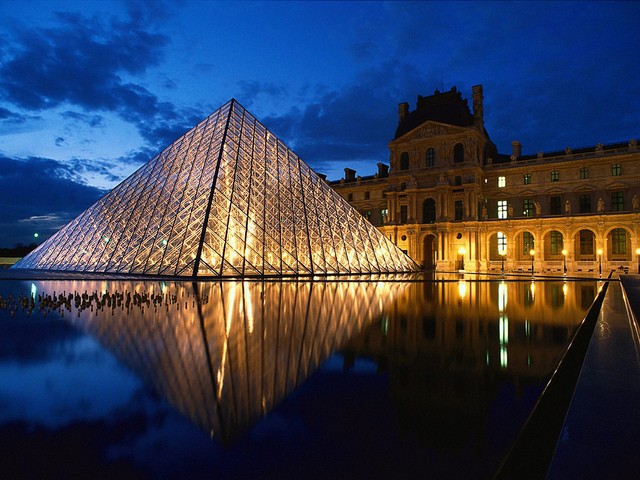La pirámide de cristal del Louvre