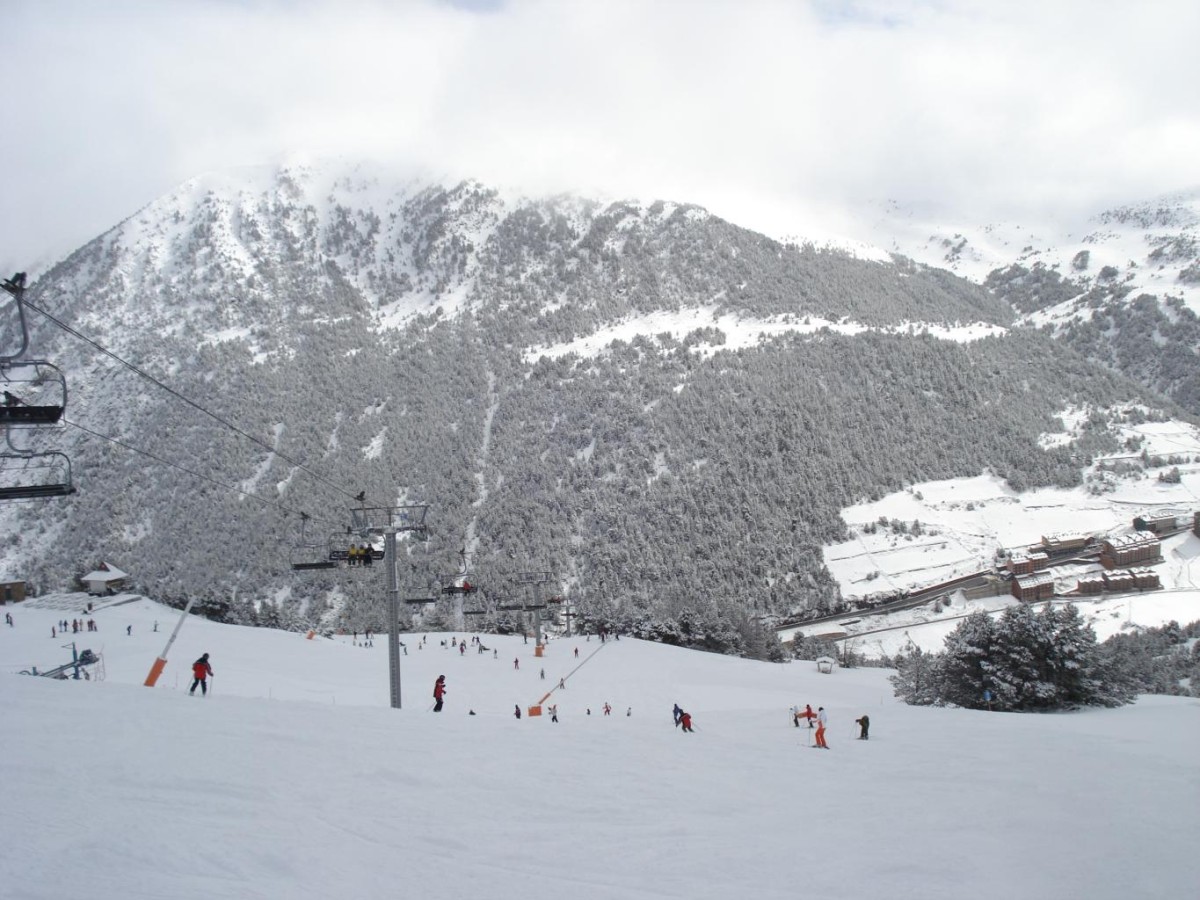 1 propuesta y 10 consejos para iniciarte a las raquetas de nieve con niños