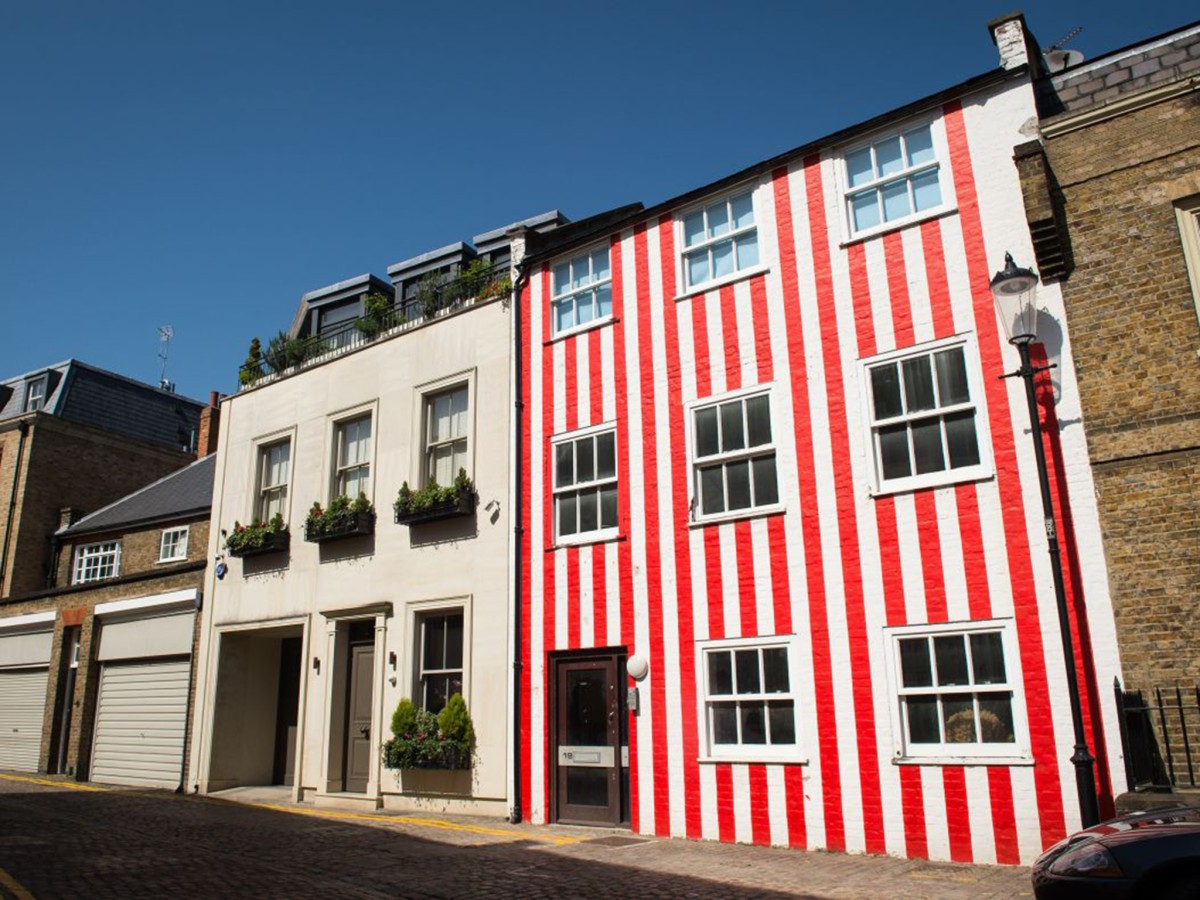 Fachada de una casa pintada a rayas