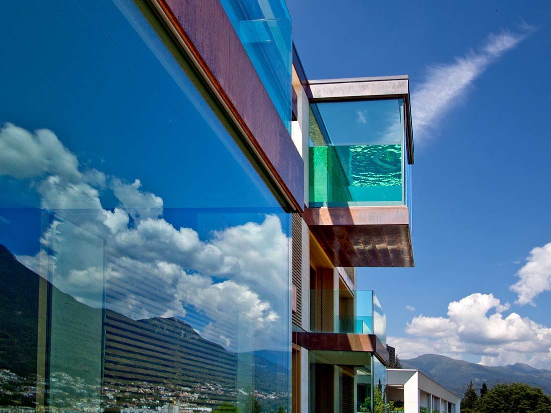 Arquitectura exhibicionista: 10 edificios con fachadas de cristal que parecen transparentes 