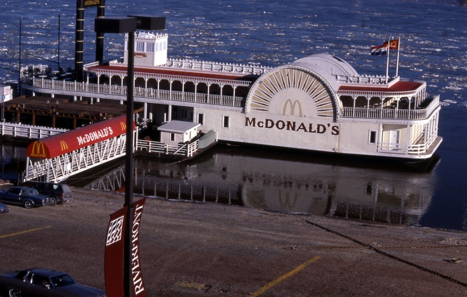 Restaurante McDonald's en un barco