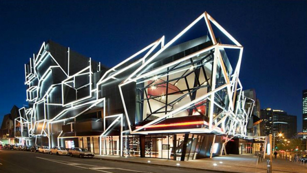 Edificio de diseño con luces de led