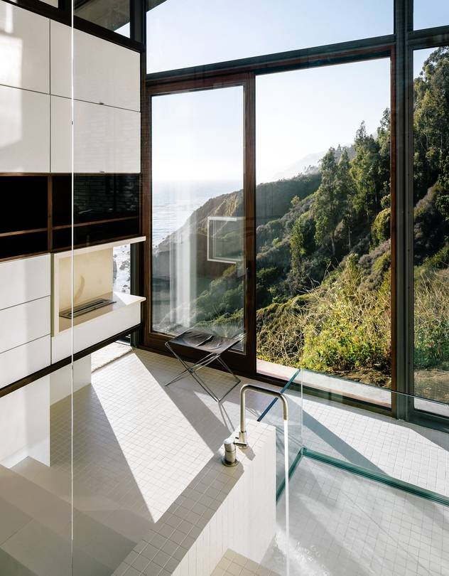 Baño con grandes ventanales