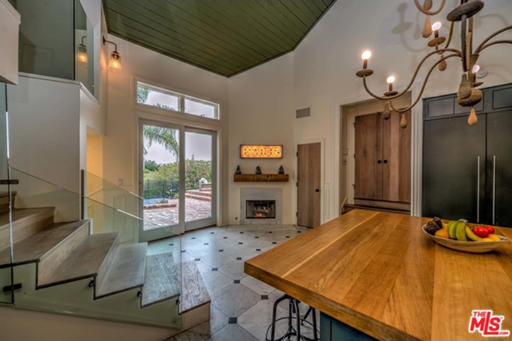 chris-hemsworth-elsa-pataky-house-in-malibu-for-sale-breakfast-nook