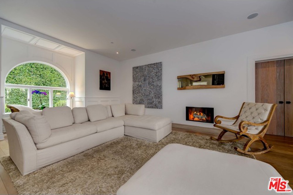 chris-hemsworth-elsa-pataky-house-in-malibu-for-sale-living-room-3
