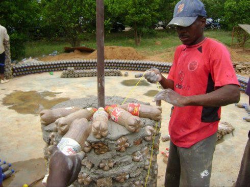'Made in Nigeria': así es la primera casa del mundo hecha con botellas de plástico y a prueba de balas