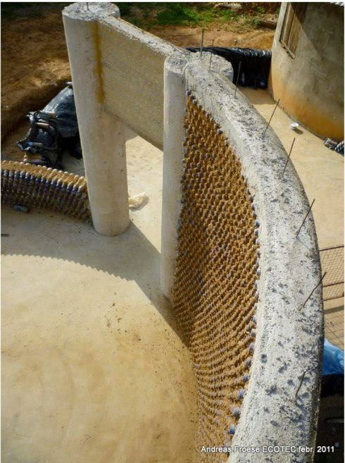 Vivienda construida utilizando botellas de plástico