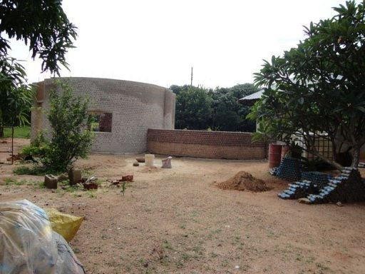 'Made in Nigeria': así es la primera casa del mundo hecha con botellas de plástico y a prueba de balas