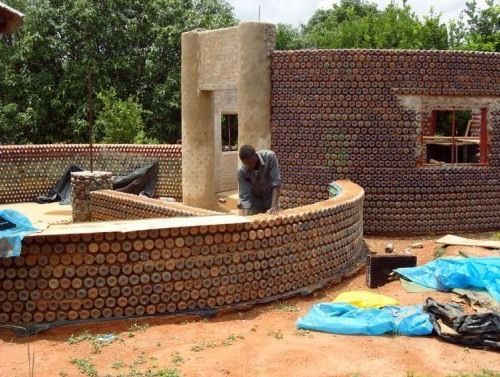'Made in Nigeria': así es la primera casa del mundo hecha con botellas de plástico y a prueba de balas
